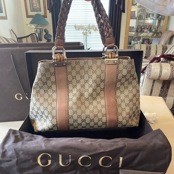 GUCCI HANDBAG- like new and barely used! - Picture 7 of 7